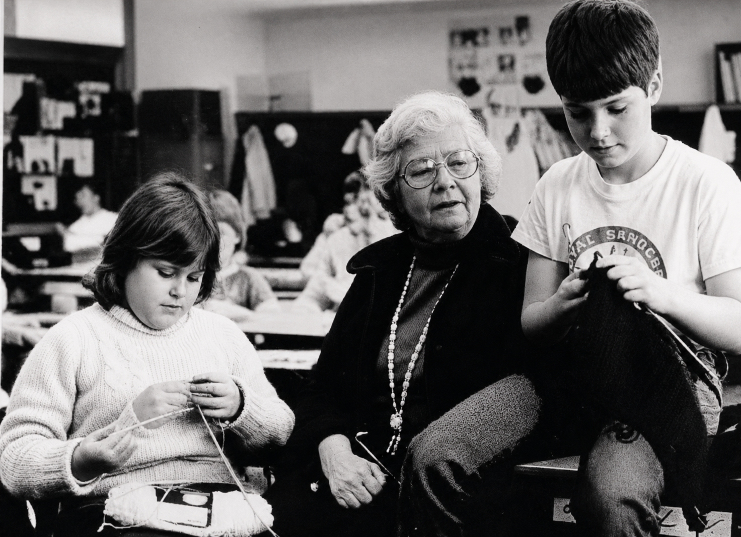 Joan Thomas helping Shirley Township Elementary students knit in their classroom in 1985